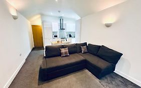 Stylish 1 Bedroom Flat In The Heart Of Staines